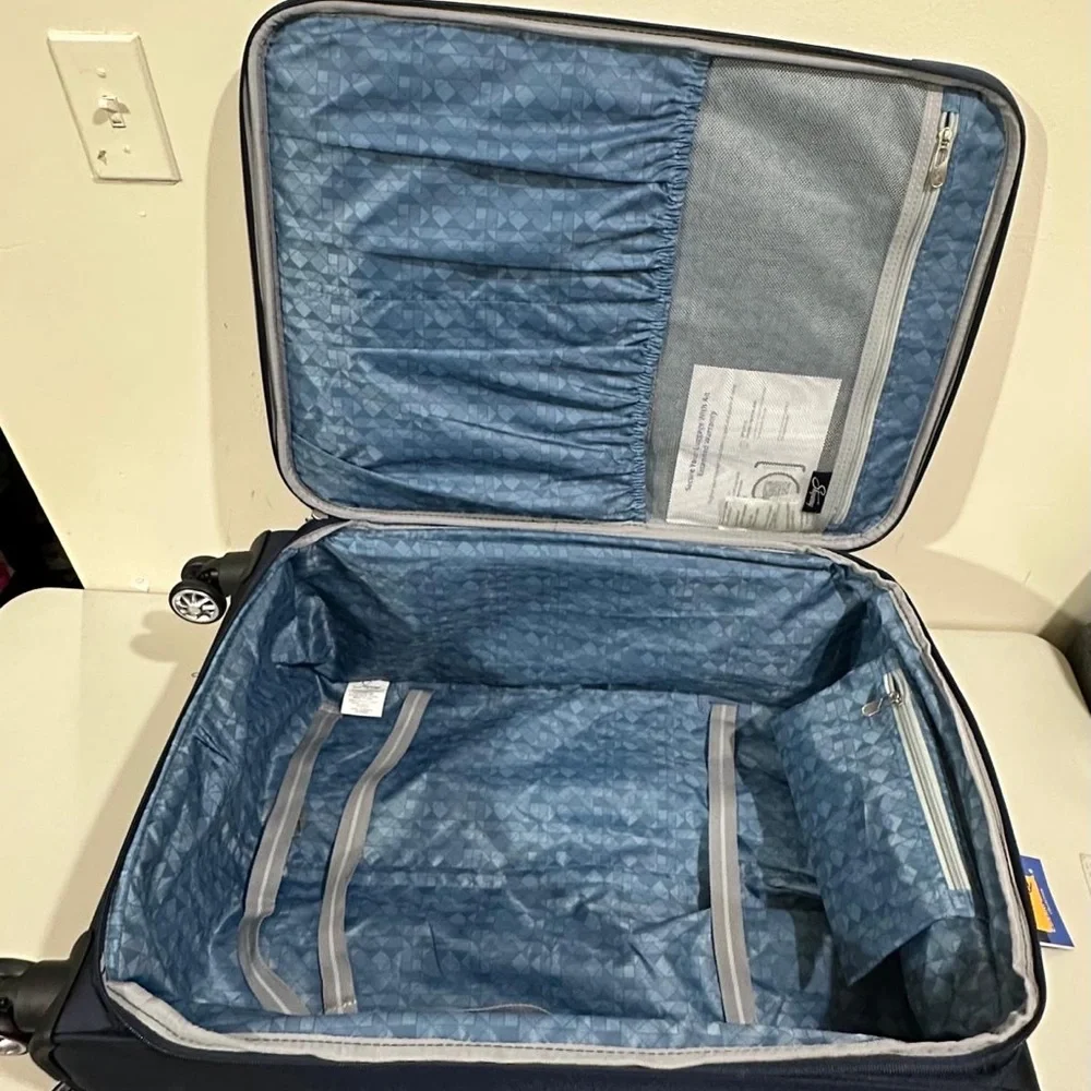 Skyway Navy Blue Spinner Suitcase